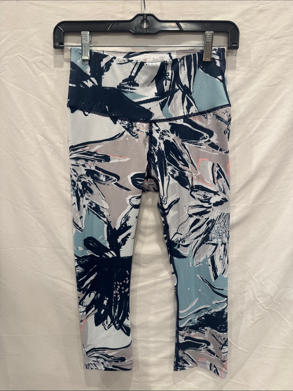 Apana Floral Print Cropped Capri Leggings in Navy, Light Blue & Cream, XS
